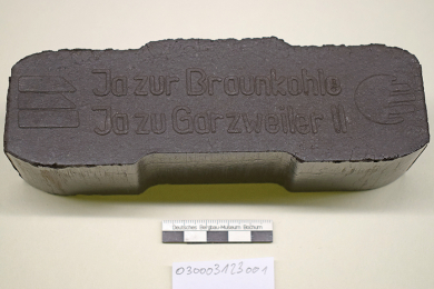 Braunkohlenbrikett mit Prägung