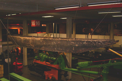 Kahn aus Holz und moderne Bergbautechnik in der früheren Dauerausstellung des Deutschen Bergbau-Museums Bochum  