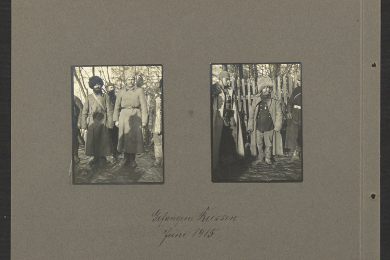 Zwei Fotografien von russischen Kriegsgefangenen in Uniformen und traditionellen Fellmützen.