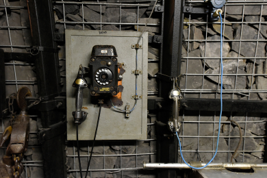 Grubentelefon angebracht im Anschauungsbergwerk des Deutschen Bergbau-Museums Bochum