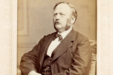 Porträt von Gustav Natorp, im Halbprofil vor grauem Hintergrund, auf einem Stuhl sitzend 