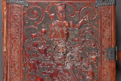 Ledereinband eines Fotoalbums mit eingeprägter Bergbaudarstellung