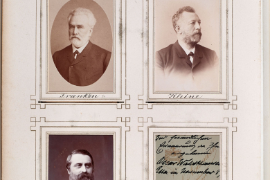 Eine Seite aus dem Fotoalbum mit drei Porträtfotos und einem leeren Einsteck-Passepartout