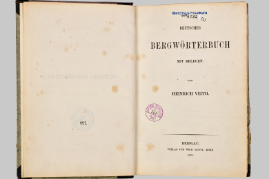 Auf seinem Titelblatt aufgeschlagenes Buch mit Stempeln und Signaturen 