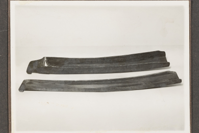 zwei schmale Holzgefäße