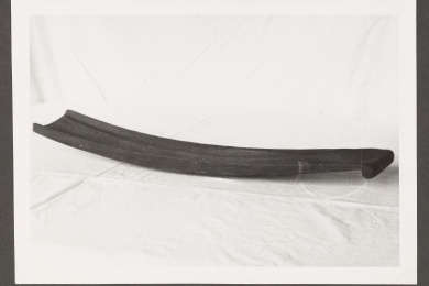 schmales Holzgefäß mit niedrigen Seitenwenden und einem Griff