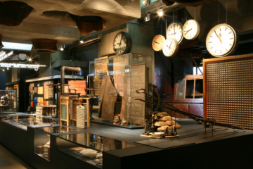 Vitrinen und darüberhängende Uhren in der Dauerausstellung des Ruhr Museums