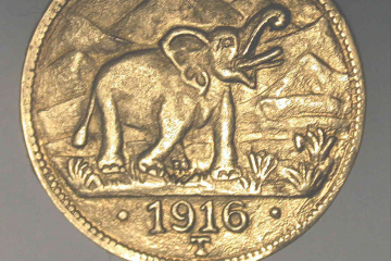 Vorderseite der 15-Rupien-Goldmünze, zu sehen ist ein Elefant vor dem Kilimandscharo mit der Inschrift „1916 T“.