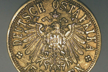 Rückseite der 15-Rupien-Goldmünze, zu sehen ist der Reichsadler mit der Umschrift „Deutsch-Ostafrika 15 Rupien“.