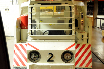 Frontansicht eines unter Tage benutzten Dieselfahrzeugs 