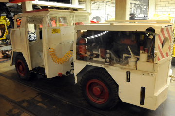 Hinterwagen mit Blick auf den Motor eines unter Tage benutzten Dieselfahrzeugs