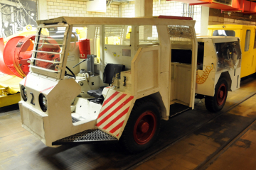 Seitenansicht eines unter Tage benutzten Dieselfahrzeugs