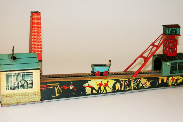 Zu sehen sind zwei Gebäude, zwischen denen ein Wagon fährt.