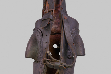 Rückansicht eines Zaumzeugs für ein Pferd unter Tage