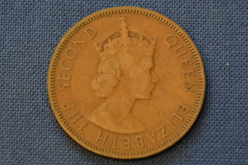 Kupfermünze mit Porträt Elisabeths II. mit Krone im Seitenprofil, nach rechts gewandt