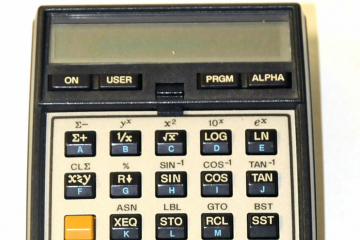 Taschenrechner aus schwarzem Kunststoff, Tastenfeld mit 45 Drucktasten und grauem Hintergrund 