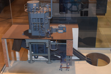 Modell mit Darstellung einer Dampfmaschine, die Pumpen auf einem Bergwerk antreibt