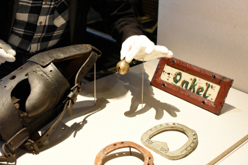 Zaumzeug für ein Pferd unter Tage in einer Ausstellung