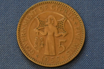 Kupfermünze mit Kupferbarrenträger, einen Ochsenhautbarren über der Schulter tragend