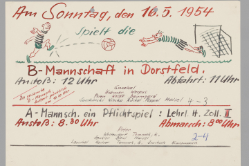Dargestellt ist ein mit Buntstiften gestalteter Aushang mit diversen Informationen und Illustrationen zu zwei Fußballspielen am 16.05.1954.