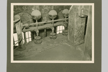 Fotografien mit Teilen einer Antriebsmaschine einer Wasserpumpe im Bergbau