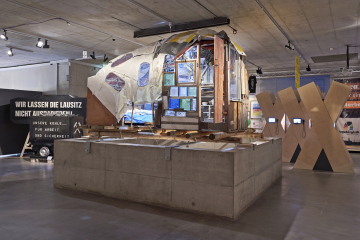 Ausstellungsraum mit Exponaten