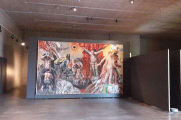 Blick in einen Ausstellungsraum mit einem raumfüllenden Gemälde in der Bildmitte