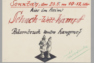 Ein Plakat weist auf einen Schachwettkampf hin. Der König und die Dame sind von Hand gemalt.