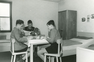 Zwei Berglehrlinge spielen Schach.