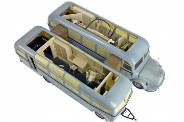  Modell eines LKW mit Anhänger. Durch das geöffnete Dach erkennt man das Innere des Röntgenzuges. 