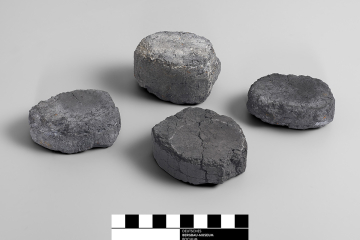Zu sehen sind 4 bräunlich-schwarze Steine, es handelt sich um Koks aus Braunkohlen.