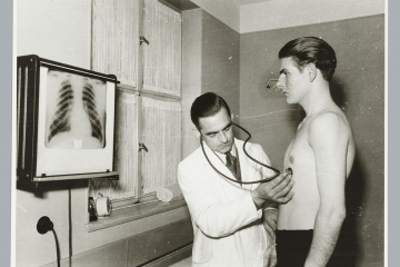 Bergmann und Arzt bei einer Röntgenuntersuchung