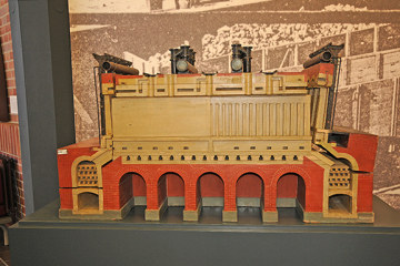 Modell von einem Koksofen aus Holz und Metall