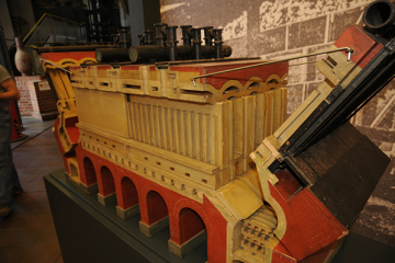 Modell von einem Koksofen aus Holz und Metall mit schräg abgeklappten Seitenwänden