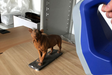 Digitalisierungsvorgang des Säbelzahntiger-Modells mit dem Streifenlichtscanner „Spider“ der Firma Artec