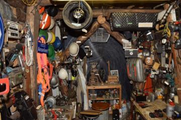 Raum mit Holzausbau wie in einer Zeche voller Gegenstände mit Bergbaubezug