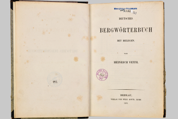 Auf seinem Titelblatt aufgeschlagenes Buch mit Stempeln und Signaturen 