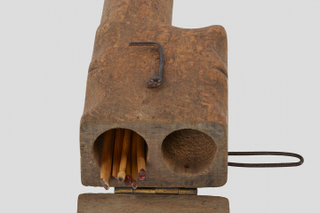 Oberseite eines Holzbehälters mit zwei kreisrunden Fächern zur Aufbewahrung von Zündmaterial