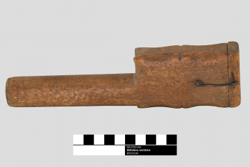 Verzierung auf der Vorderseite eines Holzbehälters zur Aufbewahrung von Zündmaterial