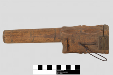 Verzierung auf der Rückseite eines Holzbehälters zur Aufbewahrung von Zündmaterial