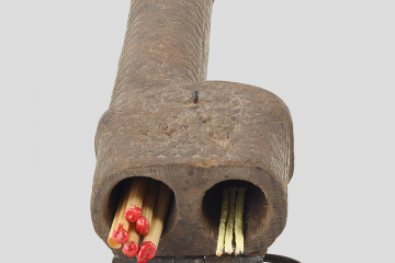 Verzierter Holzbehälter mit zwei kreisrunden Fächern zur Aufbewahrung von Zündmaterial