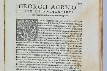 Erste Seite des Anhangs De animantibus subterraneis mit aufwendig gestalteter Initiale C