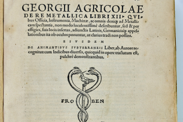 Titelseite De re metallica libri XII mit Titel, Autor, Erscheinungsjahr, Verlagssignet und Bibliotheksstempel