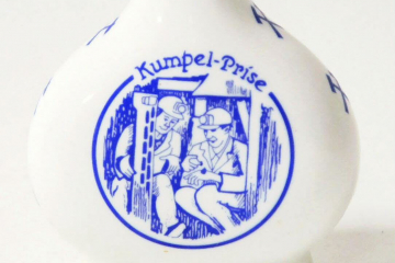 Schnupftabakflasche darauf ein Bergmann mit Schnupftabak auf dem Handrücken 