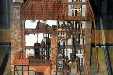 Feuermaschine innerhalb eines Gebäudes in Modellform