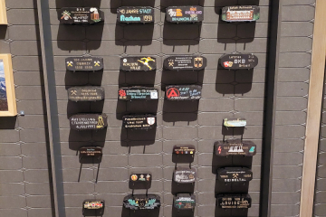 Das Bild zeigt verschiedene Schmuckbriketts, die in einer Vitrine gezeigt wurden.