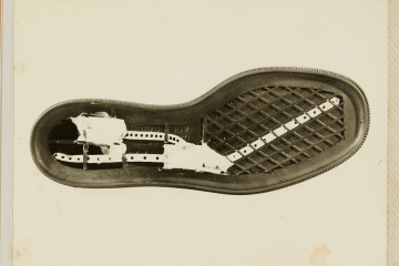 Fotografie der Sohle mit Blick auf den dort eingebauten Sensor