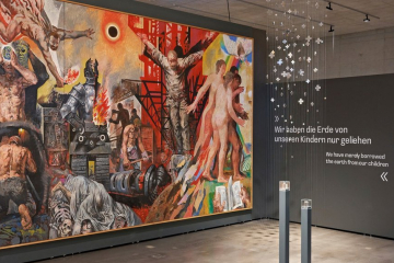 Ein großes wandhohes farbiges Gemälde in einer Ausstellung