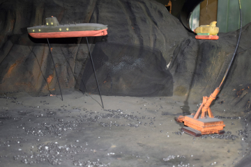 Innenansicht des Modells Tiefseekugel mit Gewinnungs- und Explorationsgeräten auf dem Meeresboden 