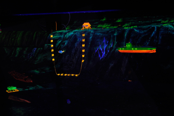 Innenansicht des Modells Tiefseekugel mit Gewinnungs- und Explorationsgeräten mit fluoreszierende Bemalung